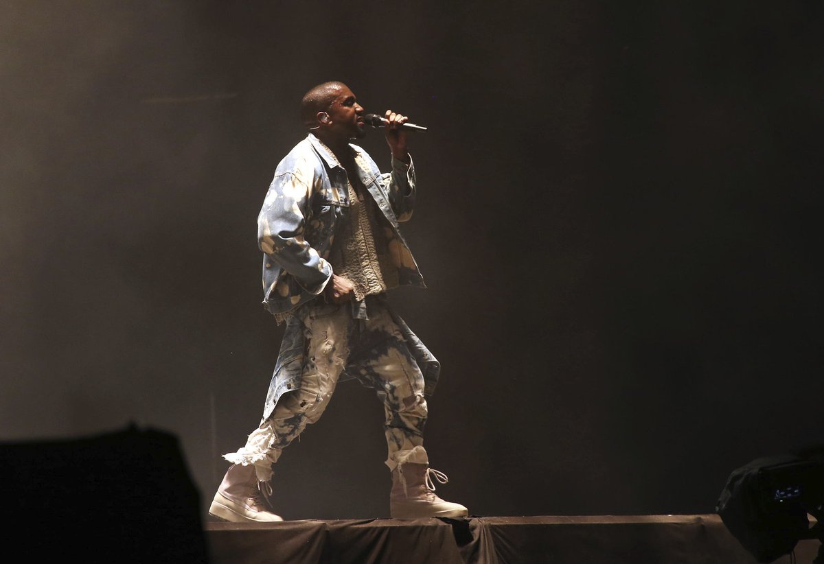 Rapper Kanye West na festivalu v Glastonbury.