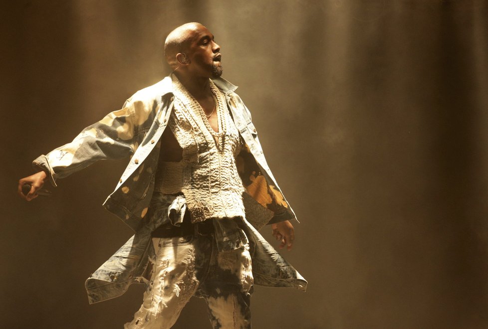 Rapper Kanye West na festivalu v Glastonbury
