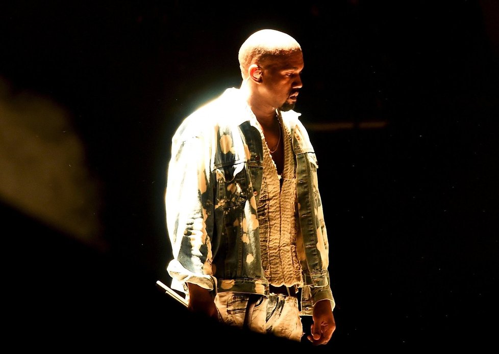 Rapper Kanye West na festivalu v Glastonbury