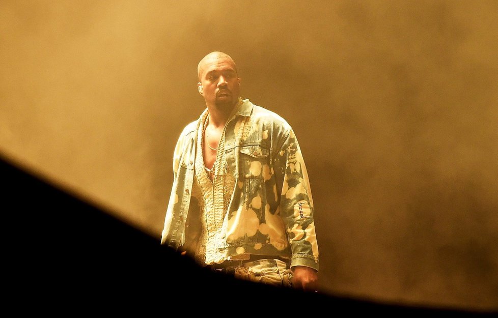 Rapper Kanye West na festivalu v Glastonbury.