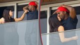Těhotná Kim Kardashian v Riu: Žhavá líbačka na balkóně