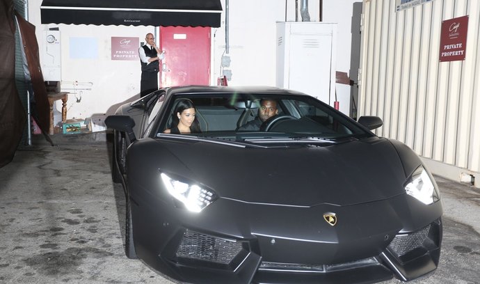 Americký rapper Kanye West a jeho Lamborghini Aventador, jehož cela je odhadována na 16 mil. Kč.