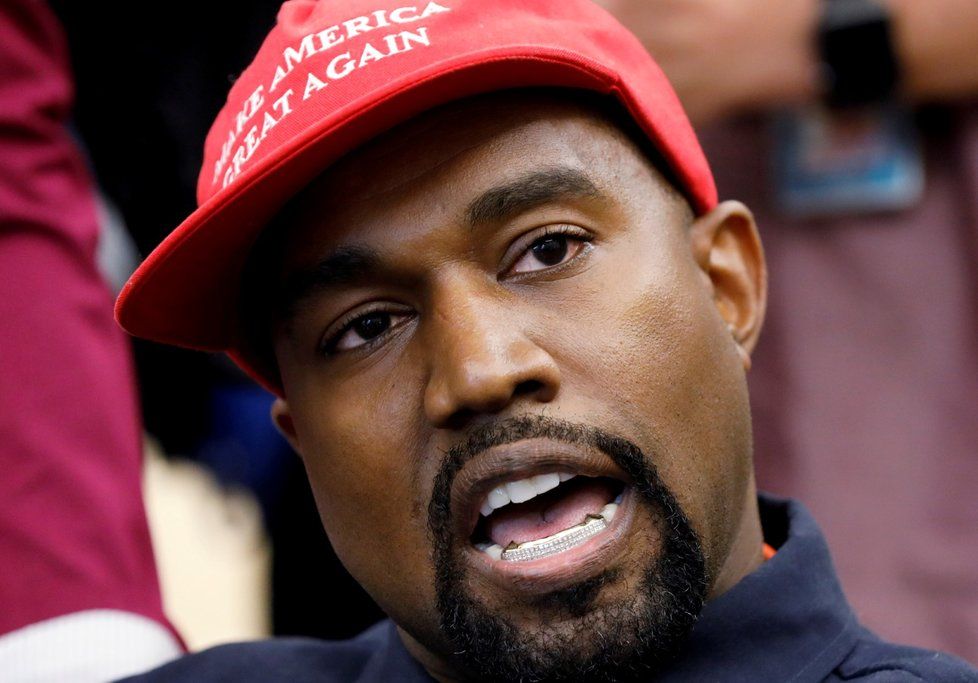 Rapper Kanye West v čepici Make America Great Again.