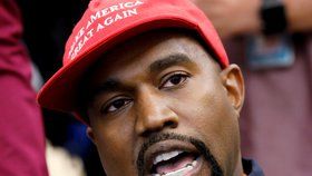 Rapper Kanye West v čepici Make America Great Again.