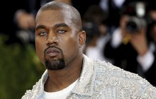 »Hogo fogo« rapper Kanye West: Obří auto, ale... Malé pantofle!