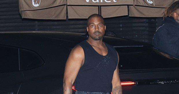 Kanye West míří na rande s Chaney Jones.