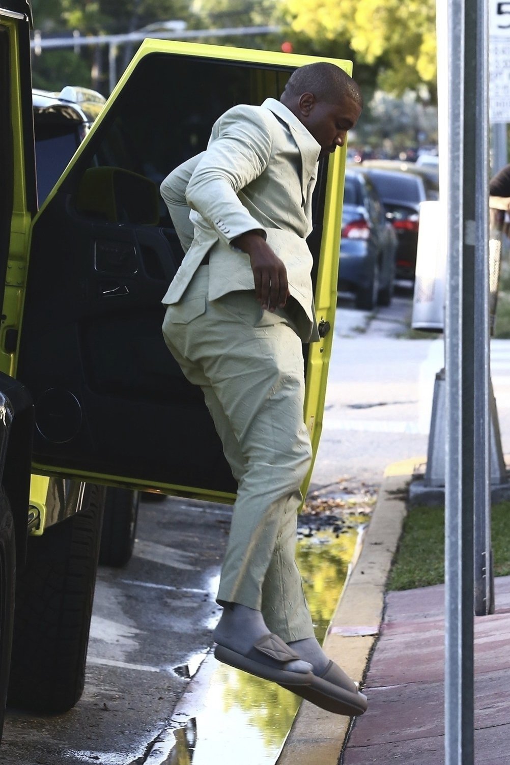 Sám Kanye musel z auta vyskočit.