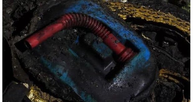 Mohutný výbuch na Tachovsku: Muž si položil na kanystr s benzínem nabíječku! Těžce se popálil