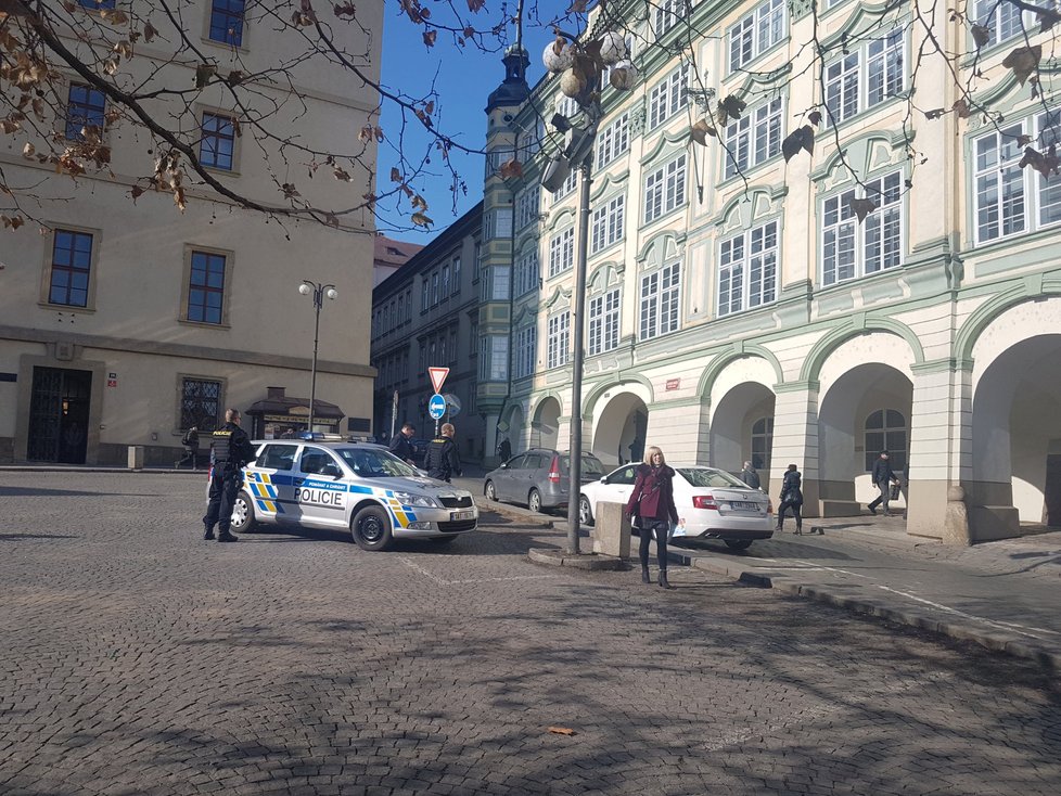 První policisté před Poslaneckou sněmovnou. Miroslavu Kalouskovi přišla obálka s bílým prášken