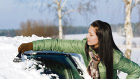 Každodenní rituál všech řidičů: Oškrábat skla, zapnout vyhřívání a zbytky sněhu setřít stěrači. Jakou směs do ostřikovačů si ale vybrat, aby vám v autě nezamrzla?
