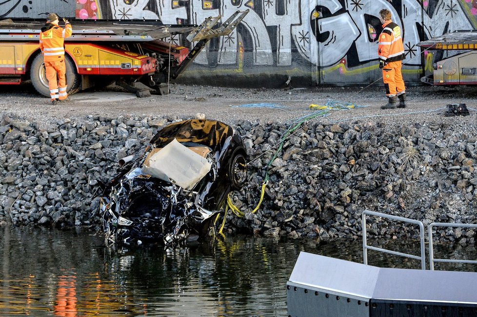 Zdemolované auto kapely Viola Beach po bouračce ve Stockholmu.