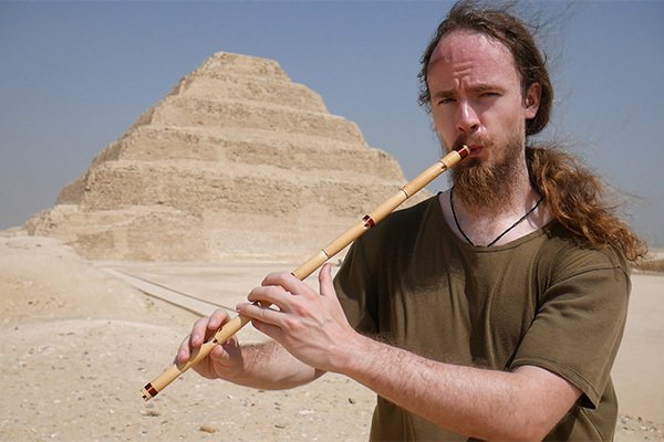 Aby staroegyptština zněla tak, jako před tisícovkou let, využívá kapela tradičních egyptských hudebních nástrojů.