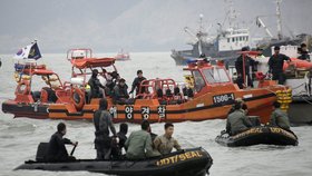Záchranáři pátrají poblíž místa, kde se trajekt potopil.