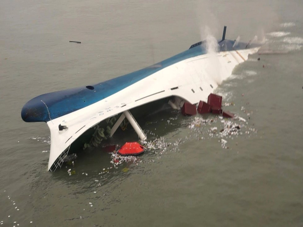 Při potopení trajektu zahynulo více než 300 lidí.
