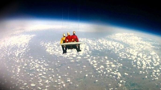 Kapitáni Kirk, Picard a důstojník William T. Riker opět okusili mezihvězdný prostor, pravda, jen na hranici stratosféry