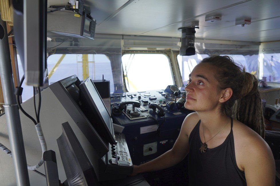 Kapitánka Carola Racketeová dovezla přes zákaz loď s migranty do italského přístavu