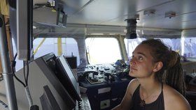 Kapitánka Carola Racketeová dovezla přes zákaz loď s migranty do italského přístavu.