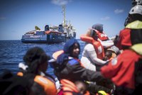 Loď s migranty přistála u Itálie. Ženu v 7. měsíci i s mužem pustili na břeh, ostatní ne