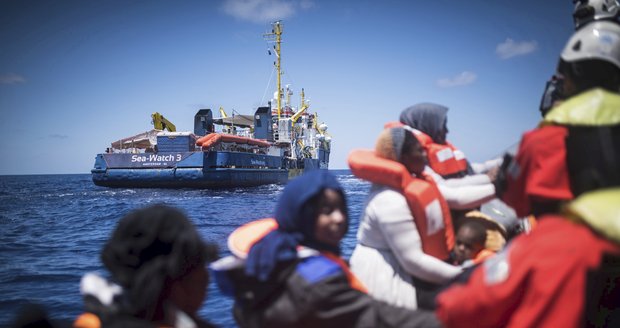 Loď s migranty přistála u Itálie. Ženu v 7. měsíci i s mužem pustili na břeh, ostatní ne