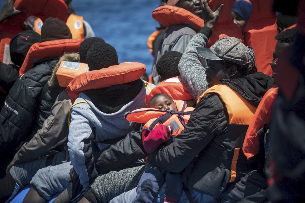 Migranti, které dříve do italského přístavu dovezla kapitánka Carola Racketeová.
