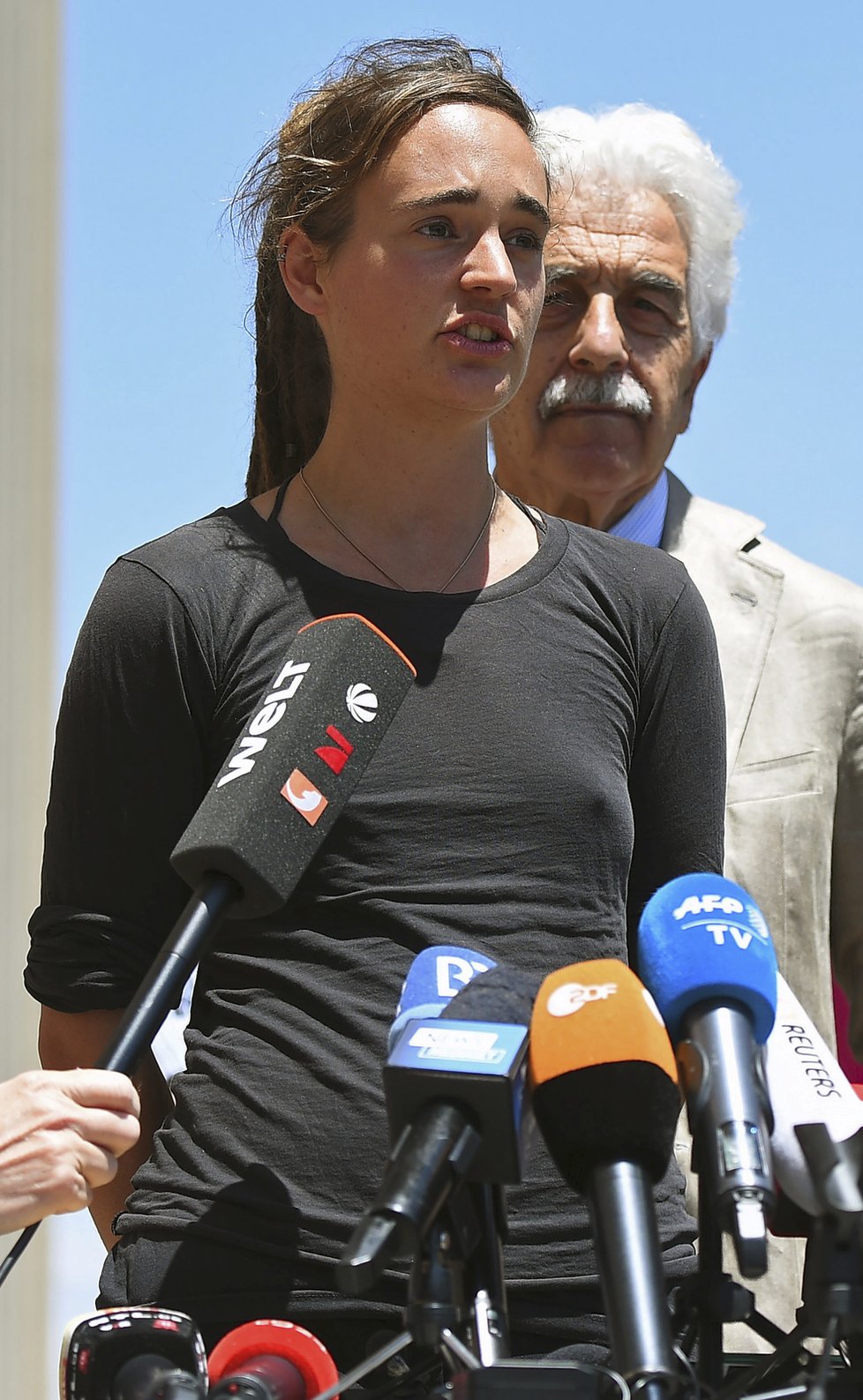 Carola Racketeová, německá kapitánka lodi s migranty, stanula v červenci 2019 u soudu.