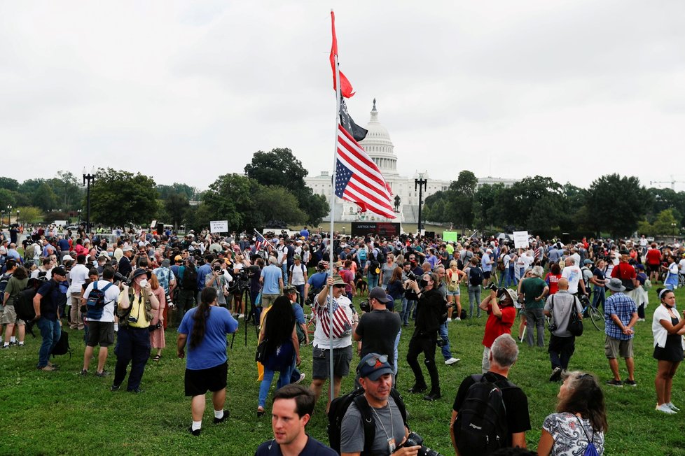 Demonstrace před Kapitolem za podporu lidí, kteří kvůli lednovému útoku čelí soudu (18.9.2021)