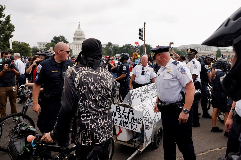 Demonstrace před Kapitolem za podporu lidí, kteří kvůli lednovému útoku čelí soudu (18.9.2021)