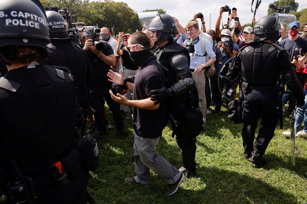 Demonstrace před Kapitolem za podporu lidí, kteří kvůli lednovému útoku čelí soudu (18.9.2021)