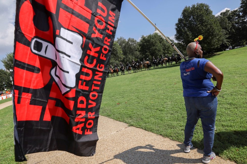 Demonstrace před Kapitolem za podporu lidí, kteří kvůli lednovému útoku čelí soudu (18.9.2021)