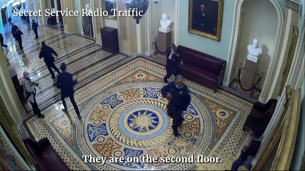 Další záběry z kamer od policistů z pochodu Trumpových příznivců na Kapitol
