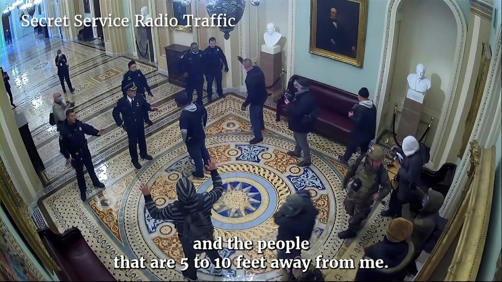 Další záběry z kamer od policistů z pochodu Trumpových příznivců na Kapitol