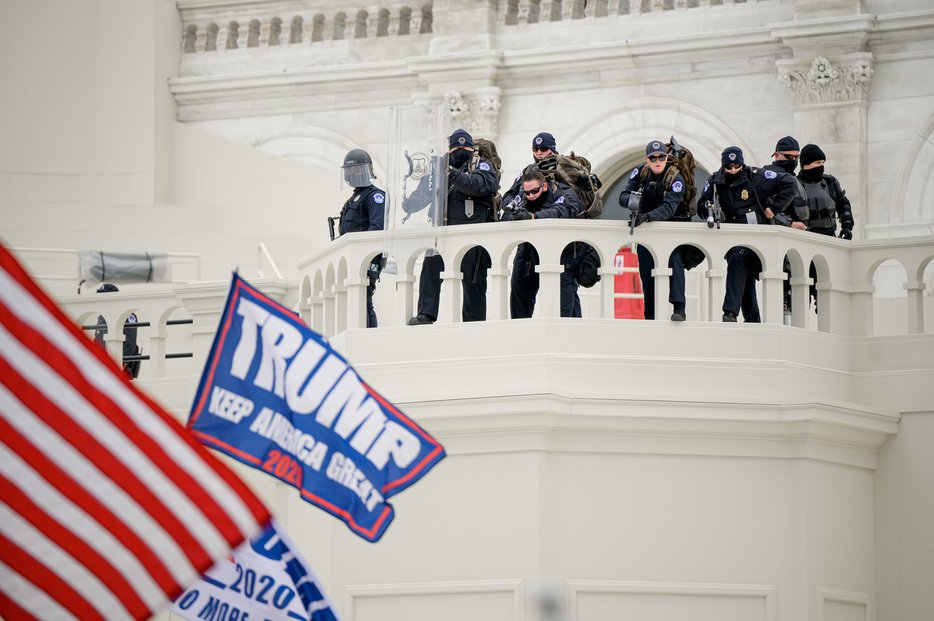 Policie zasahuje v budově Kapitolu, do níž vnikli Trumpovi příznivci. Zákonodárci jsou evakuováni