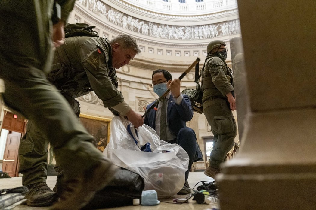 Příznivci Donalda Trumpa vnikli do budovy Kapitolu. 