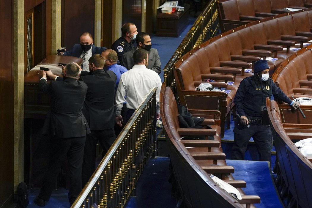 Příznivci Donalda Trumpa vnikli do budovy Kapitolu.