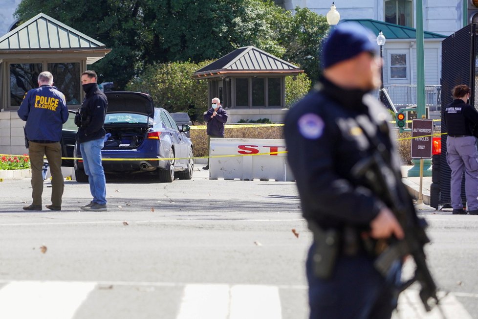 Bezpečnostní opatření u Kapitolu po útoku, při kterém zemřel policista (2. 4. 2021)