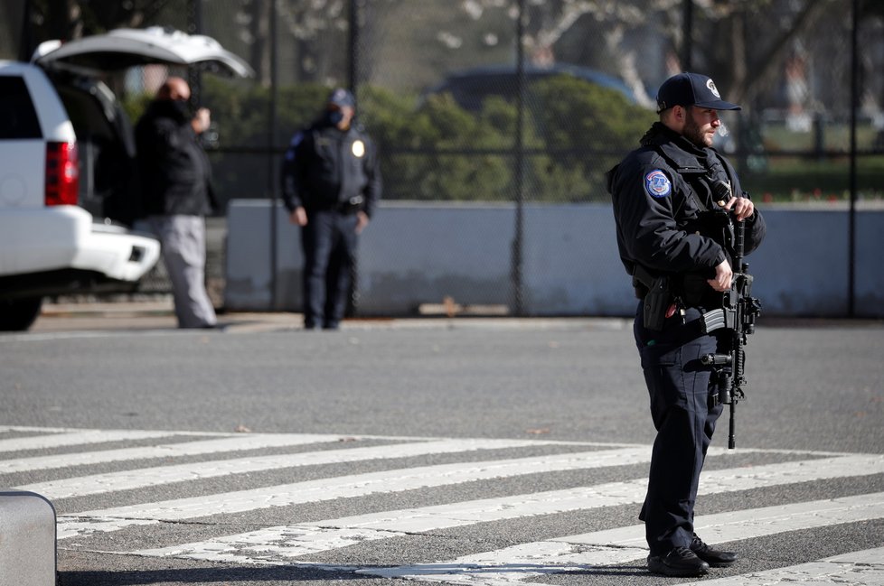 Bezpečnostní opatření u Kapitolu po útoku, při kterém zemřel policista (2. 4. 2021)