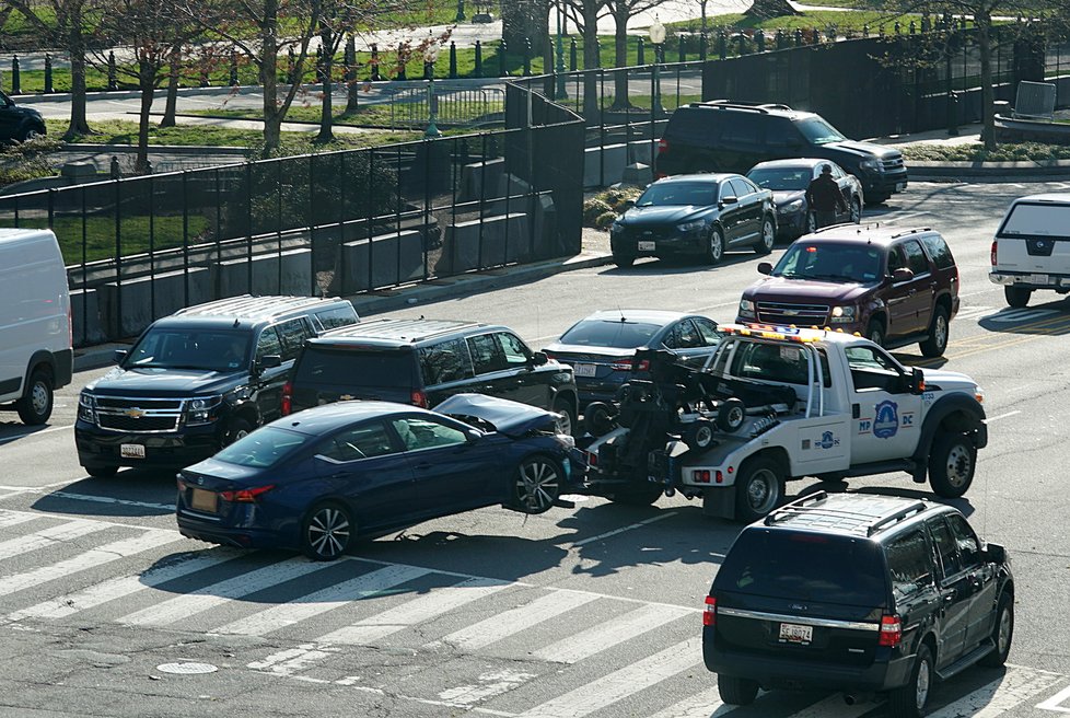 Bezpečnostní opatření u Kapitolu po útoku, při kterém zemřel policista (2.4.2021)