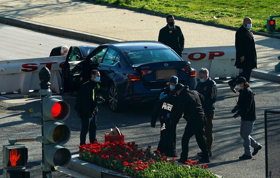 Bezpečnostní opatření u Kapitolu po útoku, při kterém zemřel policista (2. 4. 2021)