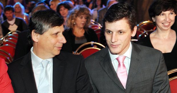 Premiér Jan Fischer a jeho syn Jan výroky Topolánka odsoudili.