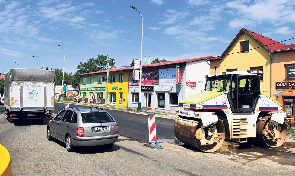 Nová adresa Aušovy fi rmy je podstatně skromnější. Na zaparkování tady moc místa není. O obchod se stará tchyně Venduly Svatoslava.