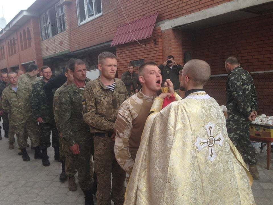 Řeckokatolický farář Andrij Zelinskij, kaplan ukrajinského námořnictva, sloužil mj. u Slavjanska.