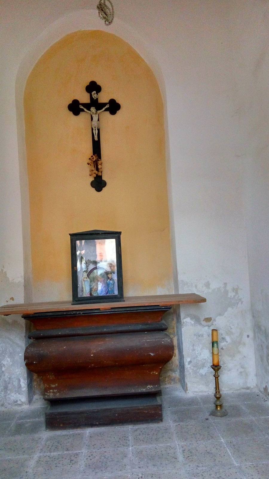 Interiér božkovské kaple před opravou.