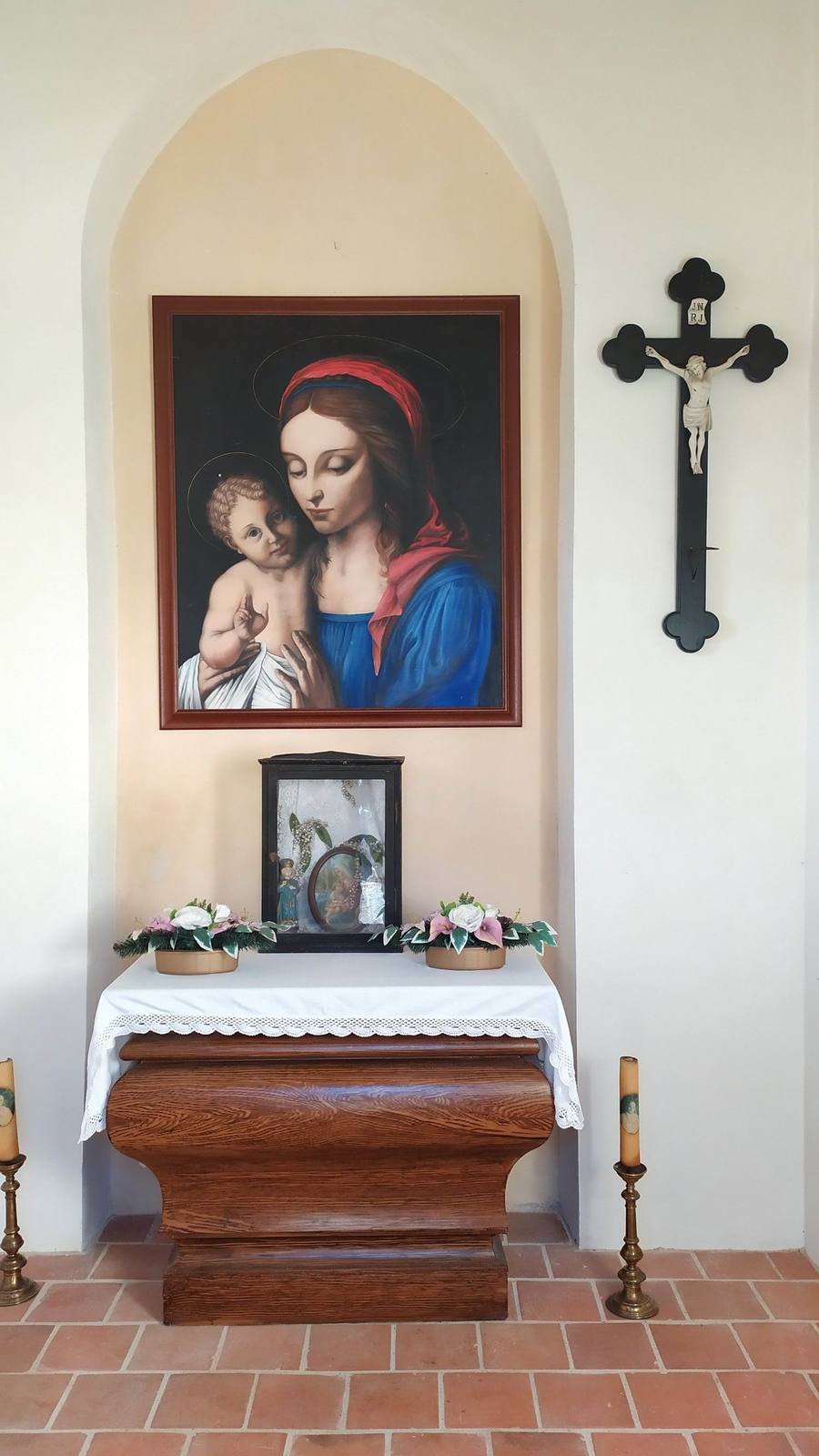 A po opravě. Interiér kaple nově zdobí obraz Panny Marie Pomocné plzeňské malířky Nikoly Kabourkové.