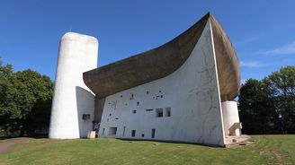 Kapli Panny Marie na Výšinách u francouzského města Ronchamp navrhl slavný architekt Le Corbusier