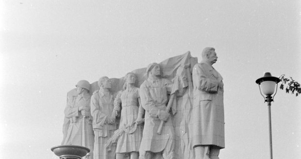 Schodiště vedoucí k monstróznímu žulovému sousoší Stalinova památníku, které nakonec stálo jen sedm let od roku 1955.