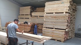 Zatímco cihly na českých stavbách chybí, počet zájemců o dřevostavby konstantně stoupá. (ilustrační foto)