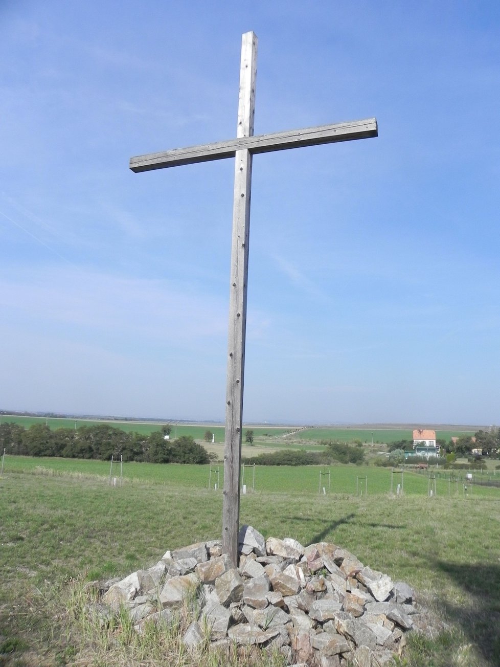 Kolem kaple bude umístěno i 14 křížů jako připomínka Kalvárie, tedy událostí spojených s Kristovým ukřižováním.