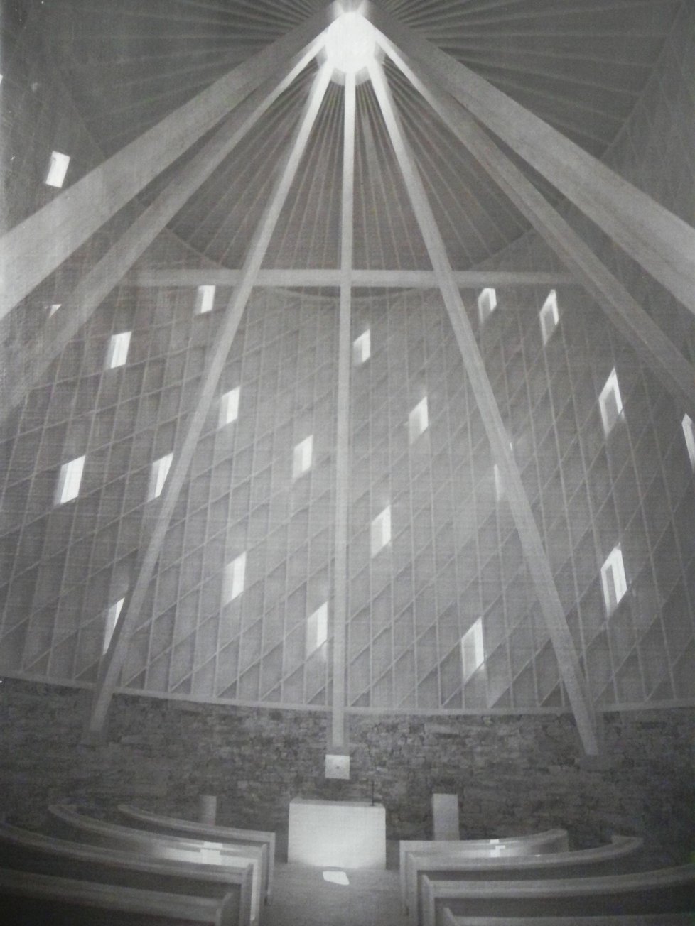 Vizualizace interiéru budoucí kaple Panny Marie sedmibolestné. Jednoduché a prosté řešení s pomocí kamene, dřeva a skla.