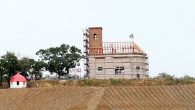 Kaple sv. Floriána a sv. Šebestiána se po 72 letech opět stane dominantou Bzence. Replika stavby zničené na konci 2. světové války Němci navíc nabídne i rozhlednu.