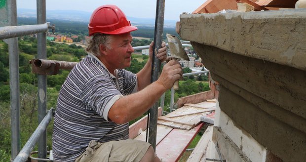 Kaple sv. Floriána a sv. Šebestiána se po 72 letech opět stane dominantou Bzence. Replika stavby zničené na konci 2. světové války Němci navíc nabídne i rozhlednu.